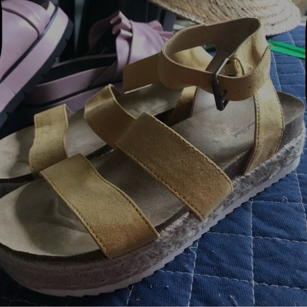 Universal Thread Tan Suede Sandals